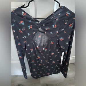 Cute spring top. The back is adorable